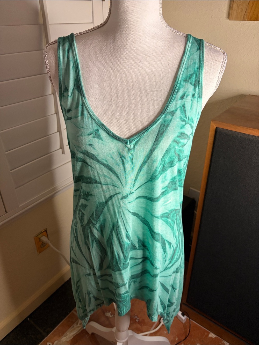 🩵🌴🌞Raya Sun Green Print Top With V Neck, Open V Back & Scarf Hemline Sz M